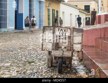 Trinidad, Kuba. 26 Nov, 2017. Eine hölzerne Warenkorb ist auf dem Markanten kopfsteinpflaster der Altstadt von Trinidad geparkt. (26. November 2017) | Verwendung der weltweiten Kredit: dpa/Alamy leben Nachrichten Stockfoto