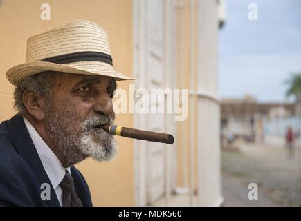 Trinidad, Kuba. 26 Nov, 2017. Porträt eines alten Mannes: Die Kubanische, die Stolz in Trinidad fotografiert ist, sieht dignifiedly in die Kamera. (26. November 2017) | Verwendung der weltweiten Kredit: dpa/Alamy leben Nachrichten Stockfoto