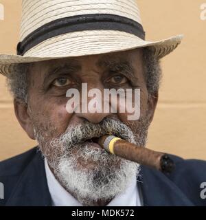 Trinidad, Kuba. 26 Nov, 2017. Porträt eines alten Mannes: Die Kubanische, die Stolz in Trinidad fotografiert ist, sieht dignifiedly in die Kamera. (26. November 2017) | Verwendung der weltweiten Kredit: dpa/Alamy leben Nachrichten Stockfoto