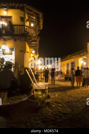 Trinidad, Kuba. 26 Nov, 2017. Das nationalgetränk Mojito gehört - wie hier auf einem Platz in Trinidad - die kubanischen Gemütlichkeit. (26. November 2017) | Verwendung der weltweiten Kredit: dpa/Alamy leben Nachrichten Stockfoto