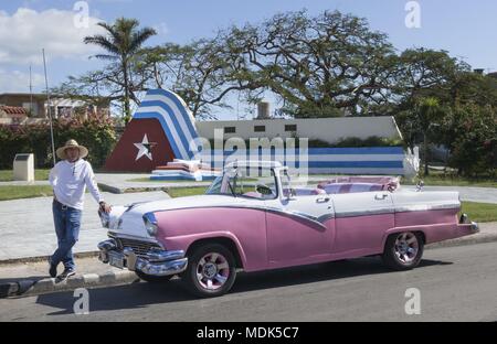 Varadero, Kuba. 03 Dez, 2017. Vor einer revolutionären Monument im touristischen Zentrum von Varadero, der Fahrer eines Oldtimer Taxi wartet auf Kunden. (03 Dezember 2017) | Verwendung der weltweiten Kredit: dpa/Alamy leben Nachrichten Stockfoto