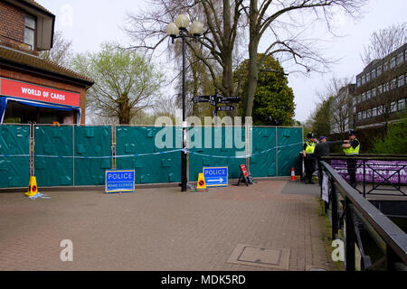 Salisbury 20 April 2018 neue, dauerhafte, Hindernisse sind rund um die Absperrungen in Salisbury city center gestellt werden, wie die Dekontamination Schritte nach dem novichok Nerv agent Vergiftung der Spion Sergei Skripal seine Tochter Julia Credit Paul Chambers Alamy leben Nachrichten Stockfoto