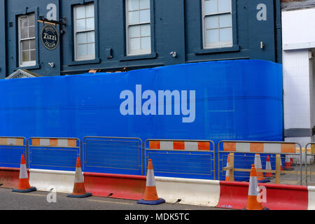 Salisbury 20 April 2018 neue, dauerhafte, Hindernisse sind rund um die Absperrungen in Salisbury city center gestellt werden, wie die Dekontamination Schritte nach dem novichok Nerv agent Vergiftung der Spion Sergei Skripal seine Tochter Julia Credit Paul Chambers Alamy leben Nachrichten Stockfoto