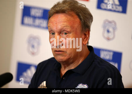 Cardiff, Großbritannien. 20 Apr, 2018. Cardiff City Manager Neil Warnock spricht zu den Medien im Verlauf seiner wöchentlichen Manager Pressekonferenz im Vale Resort Hotel, Hensol in der Nähe von Cardiff am Freitag, 20. April 2018. Das Team bereitet sich auf das nächste Match gegen Nottm Forest dieses Wochenende. Dieses Bild dürfen nur für redaktionelle Zwecke verwendet werden. Nur die redaktionelle Nutzung, eine Lizenz für die gewerbliche Nutzung erforderlich. Keine Verwendung in Wetten, Spiele oder einer einzelnen Verein/Liga/player Publikationen. pic von Andrew Obstgarten/Andrew Orchard sport Fotografie/Alamy leben Nachrichten Stockfoto