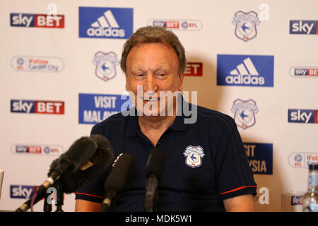 Cardiff, Großbritannien. 20 Apr, 2018. Cardiff City Manager Neil Warnock spricht zu den Medien im Verlauf seiner wöchentlichen Manager Pressekonferenz im Vale Resort Hotel, Hensol in der Nähe von Cardiff am Freitag, 20. April 2018. Das Team bereitet sich auf das nächste Match gegen Nottm Forest dieses Wochenende. Dieses Bild dürfen nur für redaktionelle Zwecke verwendet werden. Nur die redaktionelle Nutzung, eine Lizenz für die gewerbliche Nutzung erforderlich. Keine Verwendung in Wetten, Spiele oder einer einzelnen Verein/Liga/player Publikationen. pic von Andrew Obstgarten/Andrew Orchard sport Fotografie/Alamy leben Nachrichten Stockfoto