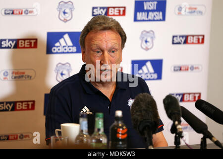 Cardiff, Großbritannien. 20 Apr, 2018. Cardiff City Manager Neil Warnock spricht zu den Medien im Verlauf seiner wöchentlichen Manager Pressekonferenz im Vale Resort Hotel, Hensol in der Nähe von Cardiff am Freitag, 20. April 2018. Das Team bereitet sich auf das nächste Match gegen Nottm Forest dieses Wochenende. Dieses Bild dürfen nur für redaktionelle Zwecke verwendet werden. Nur die redaktionelle Nutzung, eine Lizenz für die gewerbliche Nutzung erforderlich. Keine Verwendung in Wetten, Spiele oder einer einzelnen Verein/Liga/player Publikationen. pic von Andrew Obstgarten/Andrew Orchard sport Fotografie/Alamy leben Nachrichten Stockfoto