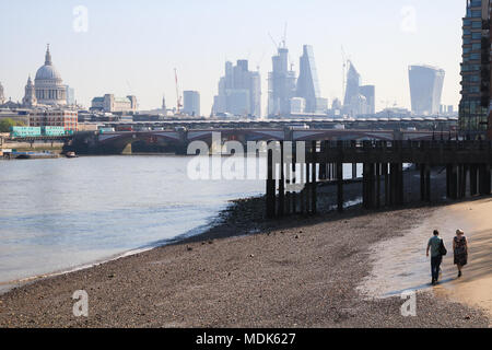 London, Großbritannien. April 2018 20. Leute Spaziergang entlang der Themse bei Ebbe an einem sonnigen Morgen Credit: Amer ghazzal/Alamy leben Nachrichten Stockfoto