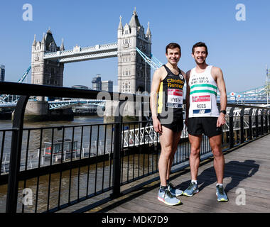 London, Großbritannien. April 2018 20. David Wyeth und Matthew Rees bereiten Sie sich auf die 2018 Virgin Money London Marathon durch die Tower Bridge in London, England am 20. April 2018. Quelle: Michal Busko/Alamy leben Nachrichten Stockfoto