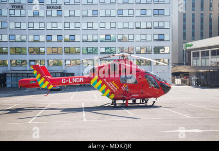 Wembley, Großbritannien. April 2018 20. Air Ambulance landet im York House Car Park zu besuchen und Unfall in Wembley High Road Credit: Paul Licorish/Alamy leben Nachrichten Stockfoto