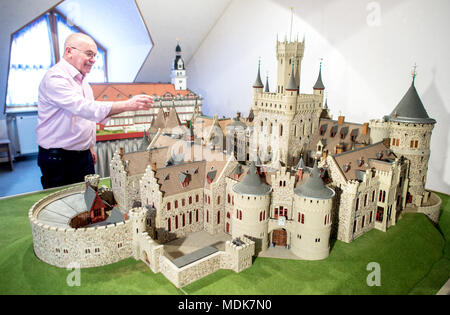 29 März 2018, Deutschland, Salzgitter: Rentner Wilhelm Peters arbeitet auf seinem miniaturmodell des Schloss Marienburg in der Nähe der niedersächsischen Stadt Pattensen. Foto: Hauke-Christian Dittrich/dpa Stockfoto