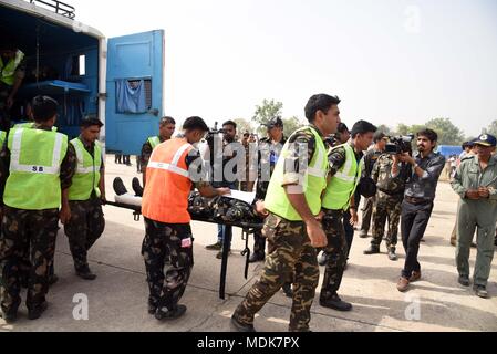 Allahabad, Uttar Pradesh, Indien. 20 Apr, 2018. Allahabad: IAF (Indian Air Force) Arbeitnehmer shift injurds Menschen zu Hercules-130J, wie sie mock Bohrer an Phaphamau Landebahn durchführen, nachdem 50 Jahre in Allahabad. Credit: Prabhat Kumar Verma/ZUMA Draht/Alamy leben Nachrichten Stockfoto