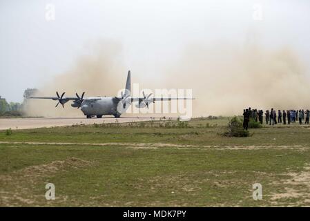 Allahabad, Uttar Pradesh, Indien. 20 Apr, 2018. Allahabad: IAF (Indian Air Force) Arbeitnehmer shift injurds Menschen zu Hercules-130J, wie sie mock Bohrer an Phaphamau Landebahn durchführen, nachdem 50 Jahre in Allahabad. Credit: Prabhat Kumar Verma/ZUMA Draht/Alamy leben Nachrichten Stockfoto