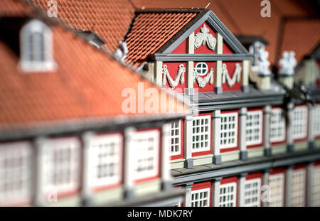 29 März 2018, Deutschland, Salzgitter: Die Miniatur Modell einer Burg in der niedersächsischen Stadt Wolfenbüttel von Wilhelm Peters. Peters bereits abgeschlossen Modelle von anderen Burgen in der Region, wie die Oelber und Marienburg Burgen. Foto: Hauke-Christian Dittrich/dpa Stockfoto