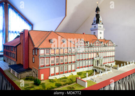 29 März 2018, Deutschland, Salzgitter: Die Miniatur Modell einer Burg in der niedersächsischen Stadt Wolfenbüttel von Wilhelm Peters. Peters bereits abgeschlossen Modelle von anderen Burgen in der Region, wie die Oelber und Marienburg Burgen. Foto: Hauke-Christian Dittrich/dpa Stockfoto