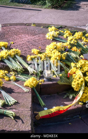 Warschau, Polen - 19. April 2018: Blumen am Warschauer Ghetto-Aufstand-Denkmal von Leon Marek Suzin. Das Denkmal ist die erste Gedenkstätte für WW2 in Warschau und wurde 1946 anlässlich des dritten Jahrestages des Ghetto-Aufstands erbaut. Stockfoto