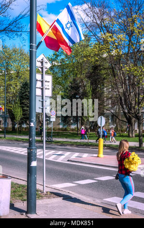 Warschau, Polen - 19. April 2018: Polnische und israelische Straßenflaggen. Stockfoto