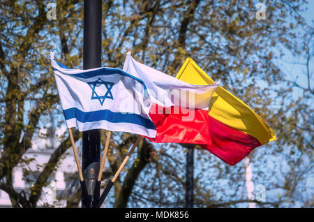 Warschau, Polen - 19.. April 2018: Straße des ehemaligen jüdischen Ghettos, geschmückt mit polnischen und israelischen Fahnen. Stockfoto