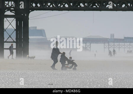 Blackpool Lancashire. UK Wetter. 20.04.2018. Sonnigen Start in den Tag an der Fylde Coast als Urlauber genießen er warmen Sonnenschein an der Küste prome Stockfoto