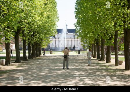 20 April 2018, Deutschland, Dresden: Menschen genießen Sie einen warmen Frühling im Park rund um das Schloss Pillnitz. Foto: Sebastian Kahnert/dpa-Zentralbild/dpa Stockfoto