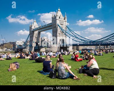 London, UK, 29. April 2018. Die Arbeiter sich durch die Tower Bridge während der Mittagspause auf einem anderen sizzler in der Hauptstadt. (C) Paul Swinney/Alamy leben Nachrichten Stockfoto