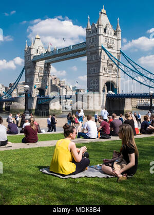 London, UK, 29. April 2018. Die Arbeiter sich durch die Tower Bridge während der Mittagspause auf einem anderen sizzler in der Hauptstadt. (C) Paul Swinney/Alamy leben Nachrichten Stockfoto