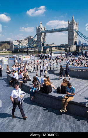 London, UK, 29. April 2018. Die Arbeiter sich durch die Tower Bridge während der Mittagspause auf einem anderen sizzler in der Hauptstadt. (C) Paul Swinney/Alamy leben Nachrichten Stockfoto