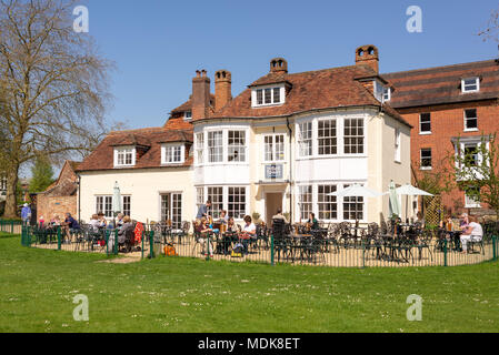 Bell Tower Cafe und Teestuben auf dem Gelände der Kathedrale, Salisbury, Wiltshire, Großbritannien Stockfoto