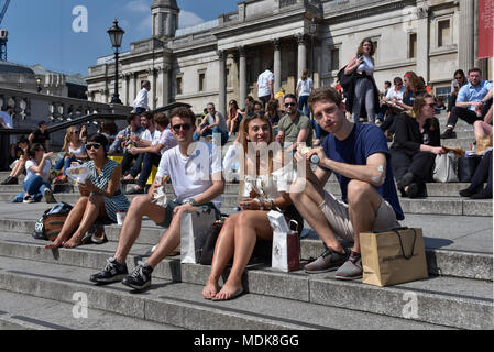 London, Großbritannien. 20. April 2018. UK Wetter. Büroangestellte und Touristen genießen das warme Wetter in Trafalgar Square in der Hauptstadt. Credit: Stephen Chung/Alamy leben Nachrichten Stockfoto