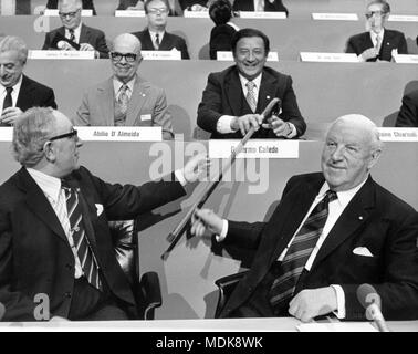 Wenig Spaß mit einem Kruckstock bestanden in der Gruppe Auslosung für die Fußball-Weltmeisterschaft 1974 in der Bundesrepublik Deutschland am 05.01.1974 in der Great Hall des Hessischen Rundfunks in Frankfurt am Main: Die Schauspieler: Die englische FIFA-Präsident Sir Stanley Rous (r), der Nordirischen FIFA-Vizepräsident Harry Cavan (l) und mexikanischen FIFA-Präsident Guillermo Canedo (M, oben). (C) dpa-Bericht | Verwendung weltweit Stockfoto