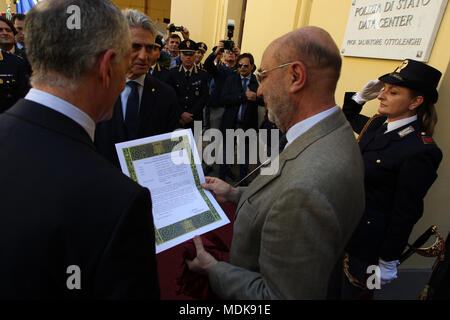 April 20, 2018 - Naples-Italy, April 20 heute morgen im Wald. von capodimonte mit der Anwesenheit der Leiter der italienischen Polizei dr. Franco Gabrielli und der Chef der Polizei von Neapel dr. Antonio De Iesu hat eine Halle zu Salvatore Ottolenghi, der Vater der wissenschaftlichen Polizei berechtigt gewesen. Quelle: Fabio Sasso/ZUMA Draht/Alamy leben Nachrichten Stockfoto