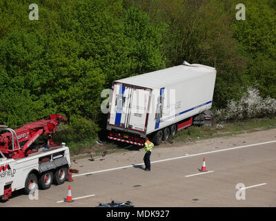 M 20J 8-9 Coastbound, Kent, Großbritannien. 20. April 2018. Zwei LKW's in einer Straße Verkehr Zusammenstoß auf der M20 in Kent Credit beteiligt: vorbeiflug Fotografie - www.flybyphotography.co.uk/Alamy leben Nachrichten Stockfoto