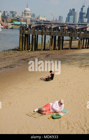 London, Großbritannien. April 2018 20. Freitag Hitzewelle bei Coin street Beach auf der Themse Credit: JOHNNY ARMSTEAD/Alamy leben Nachrichten Stockfoto