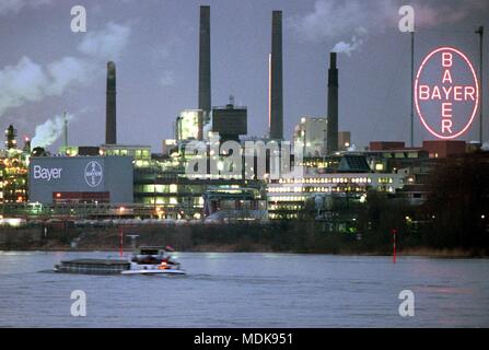 Die Anlage des Chemie- und Pharmakonzerns Bayer AG in Leverkusen, am 12.3. 1998. Nach seiner hervorragenden Ergebnisse im abgelaufenen Geschäftsjahr, Bayer weiterhin als auch auf das Wachstum in 1998 zu konzentrieren. Das Unternehmen geht davon aus, dass Umsatz und Ergebnis von vier Prozent zu generieren, sagte der Vorstandsvorsitzende Manfred Schneider am 17. März bei der Darstellung der Bilanzstruktur in Leverkusen. Ende 1997 Bayer beschäftigt 14.400 Mitarbeiter weltweit, 62.900 davon in Deutschland. | Verwendung weltweit Stockfoto