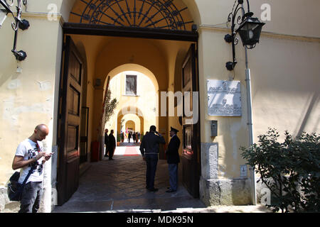 April 20, 2018 - Naples-Italy, April 20 heute morgen im Wald. von capodimonte mit der Anwesenheit der Leiter der italienischen Polizei dr. Franco Gabrielli und der Chef der Polizei von Neapel dr. Antonio De Iesu hat eine Halle zu Salvatore Ottolenghi, der Vater der wissenschaftlichen Polizei berechtigt gewesen. Quelle: Fabio Sasso/ZUMA Draht/Alamy leben Nachrichten Stockfoto