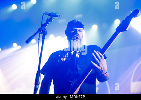 Niederlande, Tilburg - 19. April 2018. Die amerikanische Stoner Metal Band Weedeater führt ein Live Konzert während der niederländischen Metal Festival Roadburn Festival 2018 in Tilburg. Hier Sänger und Bassist Dave Collins alias Dixie ist live auf der Bühne gesehen. (Foto: Gonzales Foto - Peter Troest). Credit: Gonzales Foto/Alamy leben Nachrichten Stockfoto