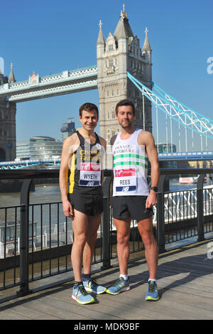 London, Großbritannien. April 2018 20. David Wyeth und Matthew Reesat der Geist von London, Virgin Money London Marathon Pre-race Photocall, Tower Hotel, London, Großbritannien. 2017 Matthew Rees gestoppt 300 Meter vor dem Ziel, als er sah, David Wyeth mit Erschöpfung kämpfen, und half ihm über die Linie. Das Paar, das in zwei Stunden 52 Minuten 26 Sekunden - mit Rees verlieren zahlreiche Orte im Rennen läuft um 986 bei den Männern insgesamt kommen. Quelle: Michael Preston/Alamy leben Nachrichten Stockfoto