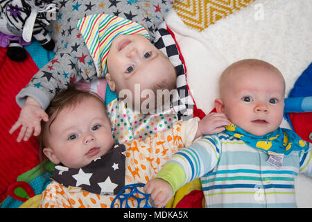 Babys liegen auf playmat Stockfoto
