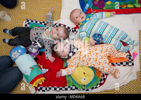 Babys liegen auf playmat Stockfoto