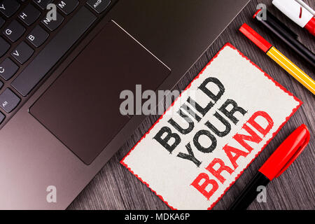 Handschrift text bauen Ihre Marke. Konzept, d. h. Erstellen Sie Ihr eigenes Logo slogan Modell Werbung E Marketing weißen Zettel Papier geschrieben Die woode Stockfoto