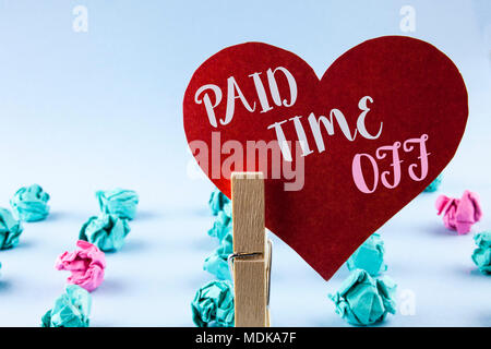 Handschrift text zahlende Zeit weg. Begriff Sinne Ferienhäuser mit vollständiger Zahlung Ferienhäuser ruhenden Heilung Rotes Herz aus Papier Holding von Clip plain Stockfoto