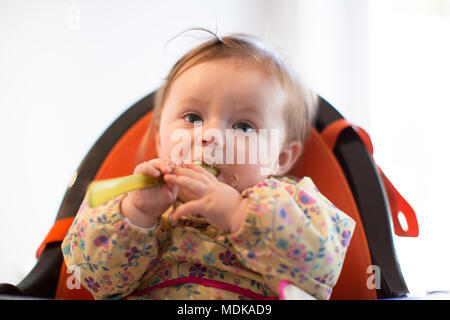 Baby füttern selbst Pürieren Stockfoto