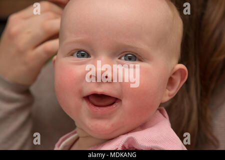 Baby lächelt in die Kamera Stockfoto