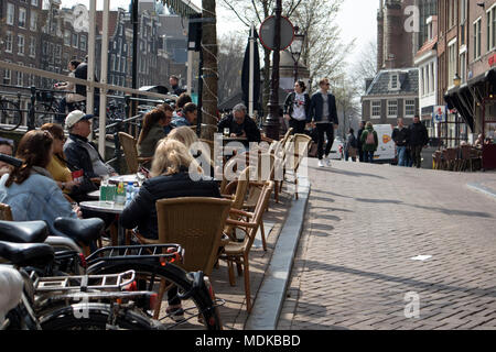 Amsterdam, Niederlande - 14 April 2018 Menschen zu Mittag im Café Stockfoto