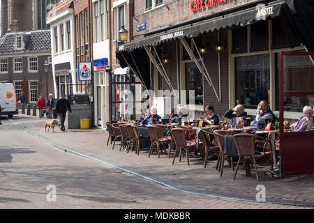 Amsterdam, Niederlande - 14 April 2018 Menschen zu Mittag im Café Stockfoto