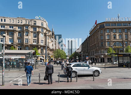 Ansicht der Leute auf der Kaiserstraße Straße und dem Platz vor dem Hauptbahnhof, Frankfurt am Main, Deutschland Stockfoto