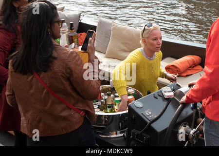 Amsterdam, Niederlande - 14 April 2018 ein Mädchen verkauft Alkohol auf einem Boot Stockfoto