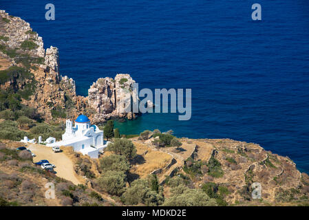 Blick auf schöne Kirche entfernt an Poulati, Sifnos, Griechenland Stockfoto