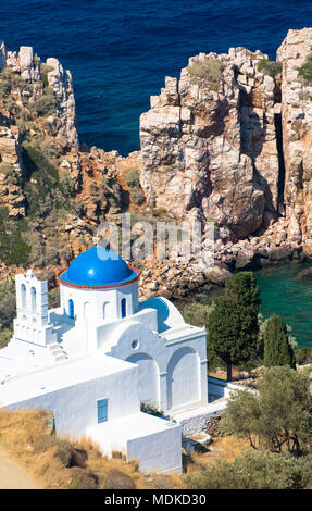 Blick auf schöne Kirche entfernt an Poulati, Sifnos, Griechenland Stockfoto