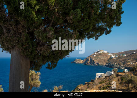 Blick auf schöne Kirche entfernt an Poulati, Sifnos, Griechenland Stockfoto