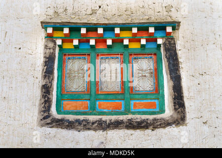 Bunte Fenster auf einem tibetischen Stil Haus, Upper Mustang, Nepal. Stockfoto